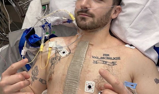 Sin Liama ​​Neesona Daniel (29) otkriva da je bio podvrgnut operaciji rijetke urođene srčane mane dok odaje počast zaručnici Natalie Ackerman jer je bila njegova ‘stijena’ tijekom bolničkog boravka