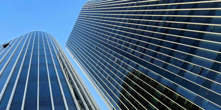 Skočio sa splitskog Dalmatia Towera pa sletio na auto