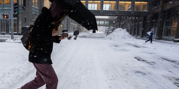 Snažne oluje probijaju se diljem SAD-a donoseći zajednicama sve, od tornada do snijega