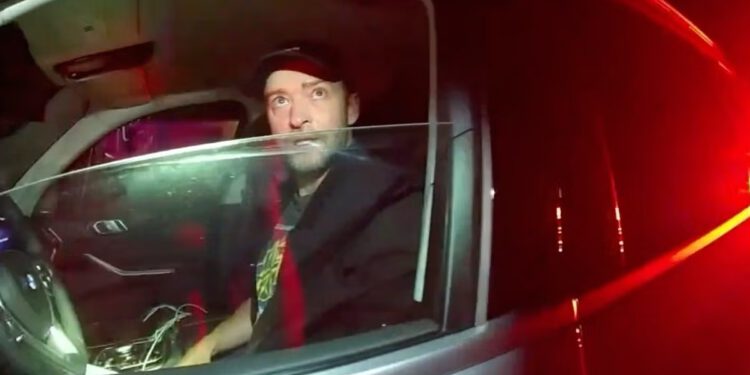 Snimka policijske kamere na tijelu iz uhićenja Justina Timberlakea u DWI-u u New Yorku pokazuje kako se muči s terenskim testovima trijeznosti