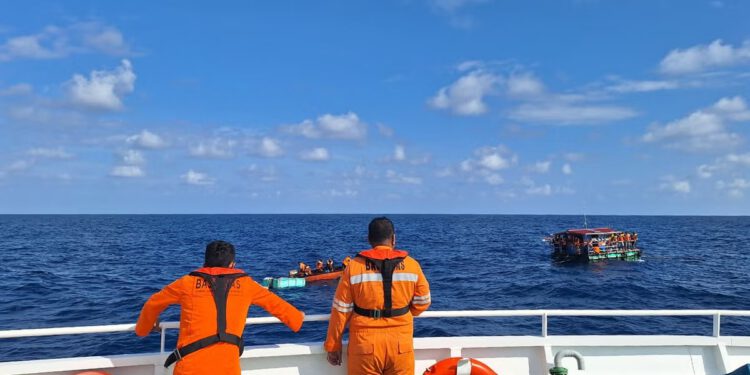 Spasilački timovi u utrci s vremenom da pronađu 27 ljudi nestalih nakon što je putnički brod potonuo u Indoneziji