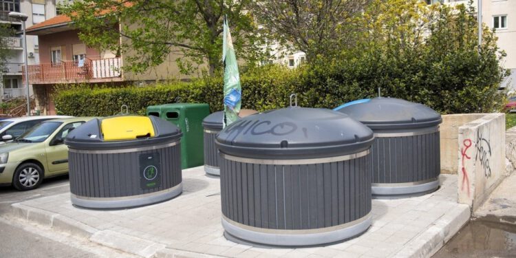 Splitski vatrogasci spašavali osobu iz polupodzemnog kontejnera