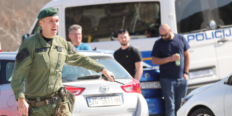 Sportske novosti – Plava kolona pod pratnjom stiže na Poljud