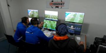 Sportske novosti – Poslušajte kako je VAR soba donijela odluku koja je mnoge zapanjila: ‘Što gledaš? Gledam lakat….’