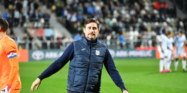 Sportske novosti – Trener Rijeke nakon dugo vremena vratio veliku nadu u prvih 11, pa ‘dirigirao’ iz svečane lože