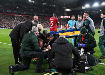 Sportske novosti – VIDEO Uhvatio se za reklamu, a onda vrištao od bolova! Pogledajte krvavu scenu na Anfieldu