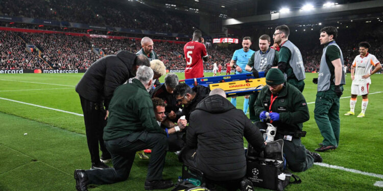 Sportske novosti – VIDEO Uhvatio se za reklamu, a onda vrištao od bolova! Pogledajte krvavu scenu na Anfieldu