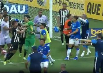 Sramotna nogometna tučnjava dovela je do isključenja DVADESET TRI igrača – uključujući bivšeg heroja Lige prvaka zbog OVOG udarca