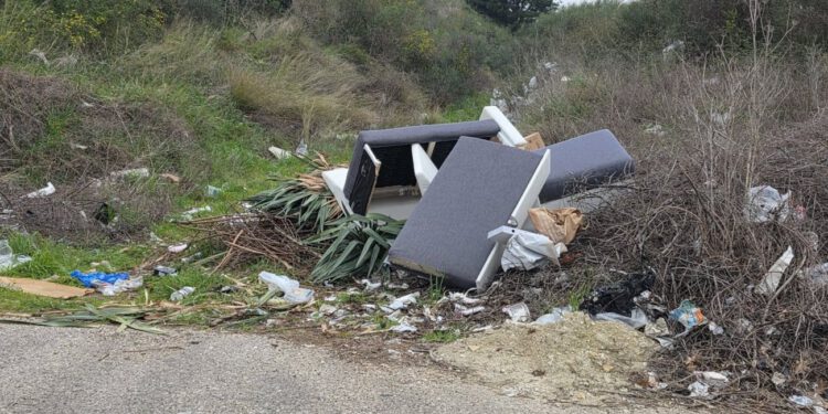 Sramotno odlaganje otpada na Sirobuji: Uz cestu završio namještaj i smeće