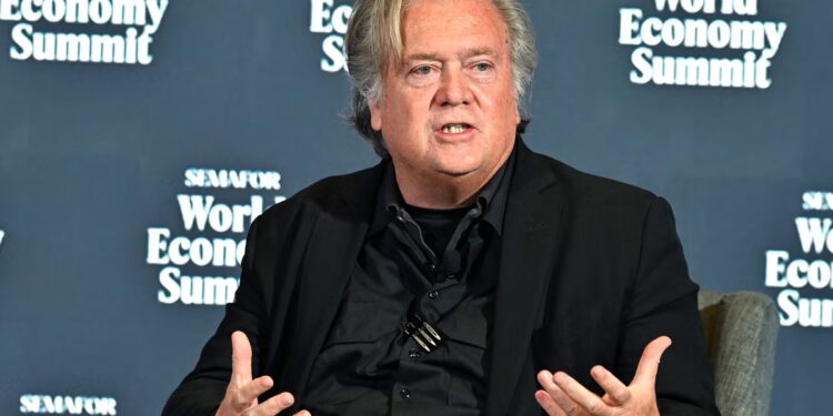Steve Bannon daje zlokobno upozorenje povezujući ICE u zračnim lukama s onim što bi se moglo dogoditi na polugodištu