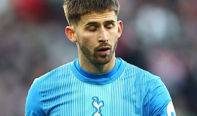 Stidljiv pokušaj Guglielma Vicaria da obrani slobodni udarac Dominika Szoboszlaija Jamie Carragher označio je kao “šokantan” – jer inzistira na tome da “Tottenham ima velikih problema na golu”