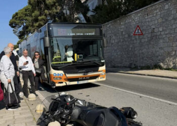 Sudarili se motor i autobus na Boninovu