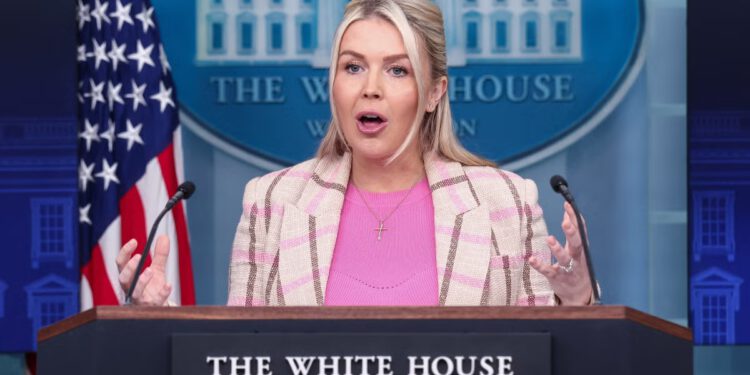 Tiskovna tajnica Bijele kuće Karoline Leavitt obećava da će rat s Iranom ‘dugoročno sniziti cijene plina’ za Amerikance