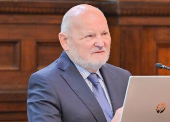 Tko se pokušava riješiti Mateše? Spominju se dva moguća nasljednika, a on se ne misli povući