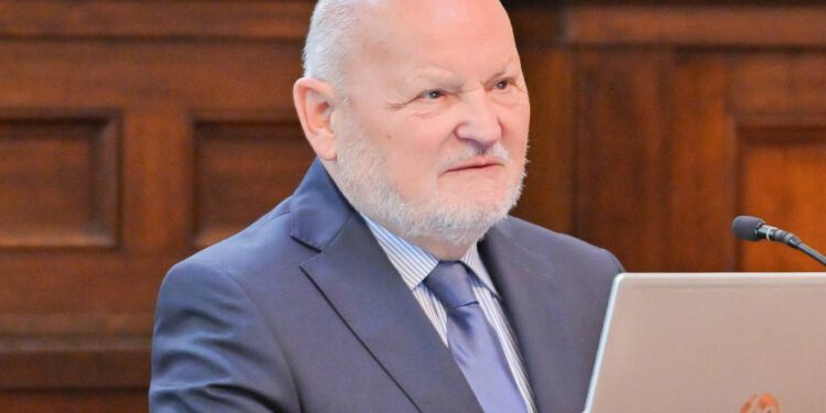 Tko se pokušava riješiti Mateše? Spominju se dva moguća nasljednika, a on se ne misli povući