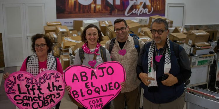 Tone pomoći teku na Kubu dok humanitarni konvoj stiže na otok koji se bori