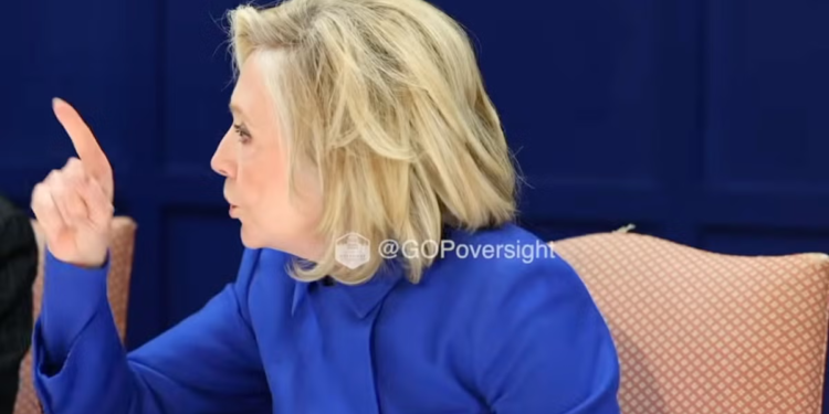 Trenutak kada je Hillary Clinton napustila Epsteinovo saslušanje nakon što je saznala da je Lauren Boebert otkrila svoju fotografiju