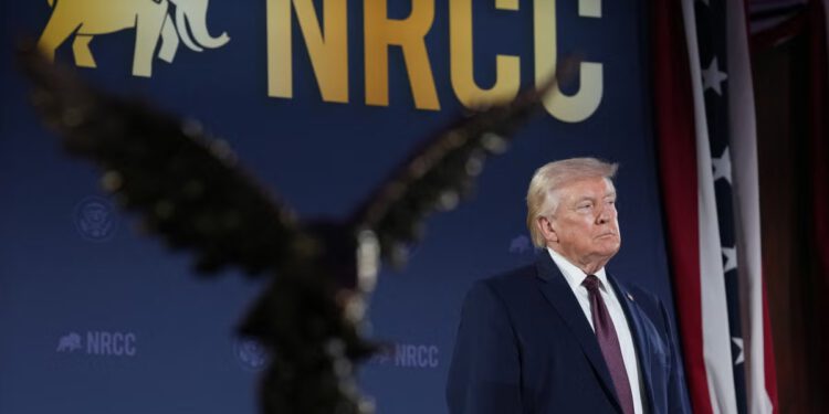 Trump dobiva još jednu nagradu dok se obraća republikanskom skupljaču sredstava nespretnim govorom koji je žestoko osudio demokrate