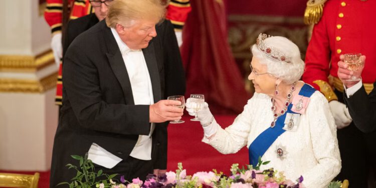Trump je gnjavio pokojnu kraljicu zbog tračeva o Harryju i Meghan, tvrdi nova knjiga