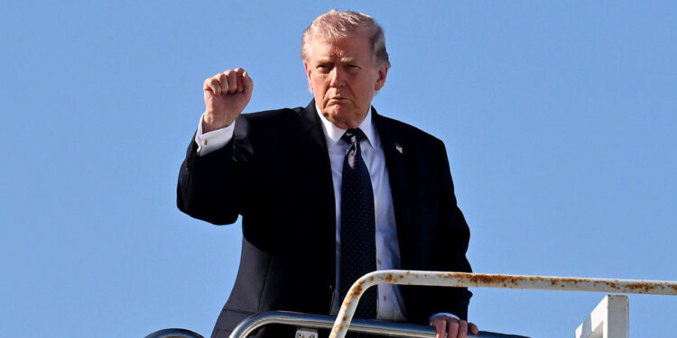 Trump odbacuje negativnu anketu o napadu na Iran — RT World News