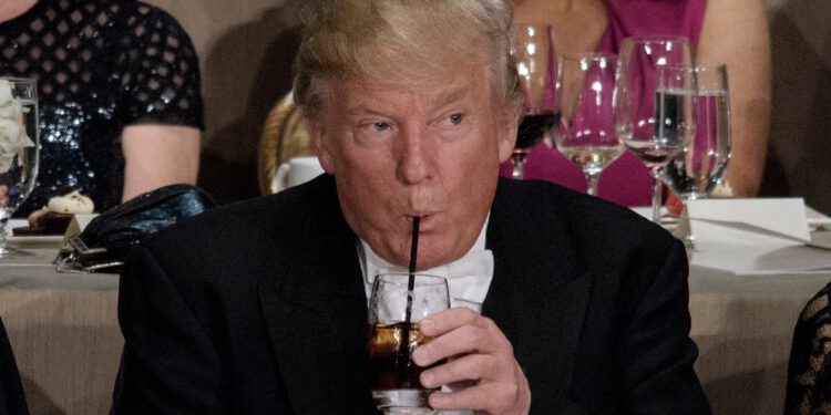 Trump se obračunava sa svojom voljenom Coca-Colom dok njegova administracija tuži distributera gaziranih sokova za utočište samo za žene