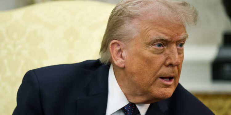 Trumpova šminka za ruke pronašla je novi dom na njegovom vratu kako bi prekrila novi osip