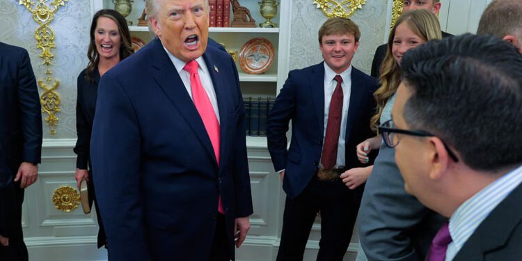 Trumpovo blaćenje, Bondijev gaf i ‘sakaćenje’ engleskog dominiraju prisegom zamjene Kristi Noem