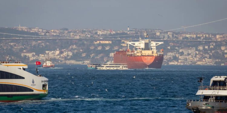 Turski tanker pogođen morskim dronom opasno blizu grada Istanbula