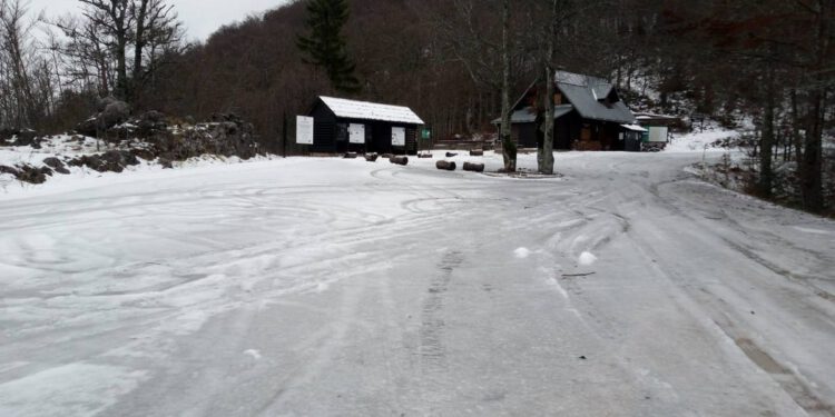 U Hrvatskoj u posljednja 24 sata više od 900 vatrogasnih intervencija, na Zavižanu metar snijega!