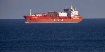 U Sredozemnom moru gori sankcionirani ruski LNG tanker: moguć napad dronom