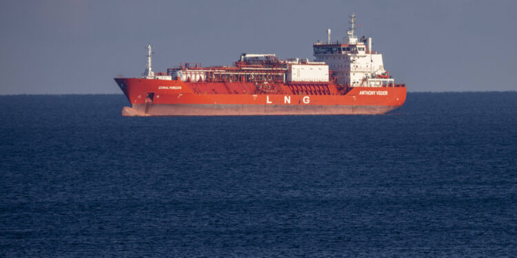 U Sredozemnom moru gori sankcionirani ruski LNG tanker: moguć napad dronom