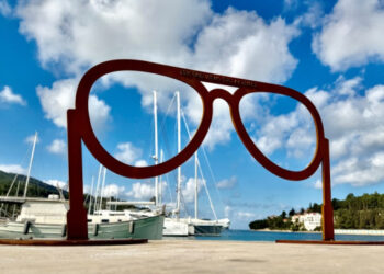 U Veloj Luci postavljena instalacija u obliku Oliverovih naočala