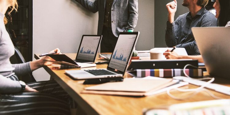 U četvrtom tromjesečju 2025. broj zaposlenih porastao za 1,8% u odnosu na isto prošlogodišnje razdoblje