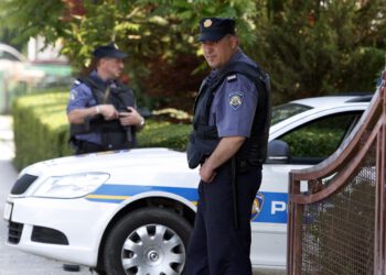 U kafiću u Velikoj Gorici popio nešto prozirno pa završio na Hitnoj: Policija traga za konobaricom