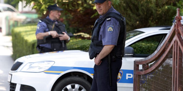 U kafiću u Velikoj Gorici popio nešto prozirno pa završio na Hitnoj: Policija traga za konobaricom