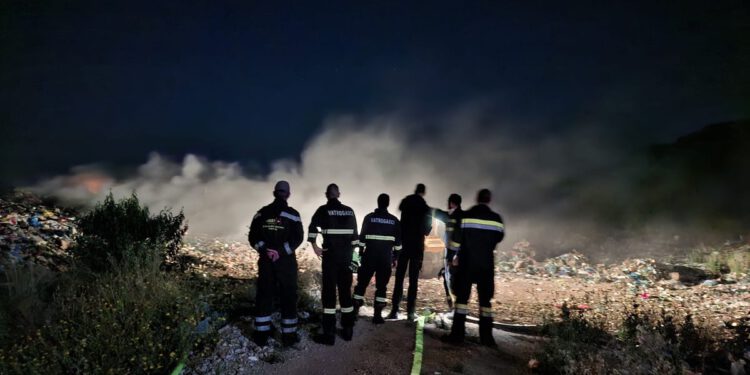 U požaru na Lastovu izgorjelo prizemlje kuće, tri automobila i ribarski magazin