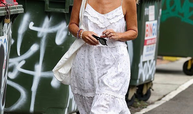 Udobna hrana! Kći Jackie ‘O’ Henderson Kitty preuzima dostavu za ponijeti nakon posjeta najbolje prijateljice Gemme O’Neill usred pada radijske emisije