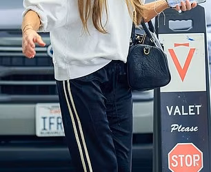 Udovica Erica Danea, Rebecca Gayheart, bljesne rijetkim osmijehom dok izlazi s njegovom kolegicom iz Grey’s Anatomy Ellen Pompeo, mjesec dana nakon glumčeve smrti