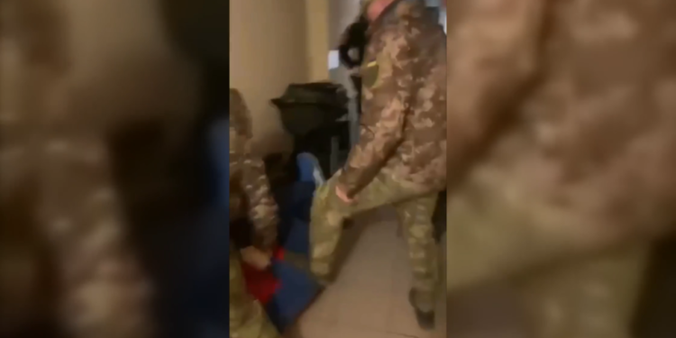 Ukrajinska novinarska banda povukla se nakon američke intervencije (VIDEO) — RT Rusija i bivši Sovjetski Savez