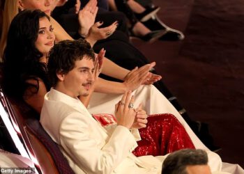 Unutar najgore noći u životu Timotheeja Chalameta! Doušnici nakon zabave s dodjelom Oscara otkrivaju jezive detalje o tome kako su zvijezde prestale razgovarati s njim… brutalnu poruku Kylienog likujućeg bivšeg… i njezino ‘ponižavajuće’ priznanje prijateljima