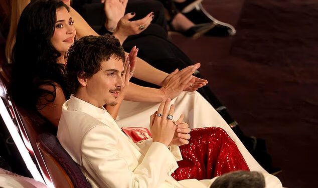 Unutar najgore noći u životu Timotheeja Chalameta! Doušnici nakon zabave s dodjelom Oscara otkrivaju jezive detalje o tome kako su zvijezde prestale razgovarati s njim… brutalnu poruku Kylienog likujućeg bivšeg… i njezino ‘ponižavajuće’ priznanje prijateljima