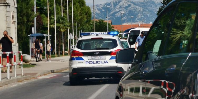 Usred bijela dana u Kaštelima: 19-godišnjak uhvaćen za volanom bez dozvole i odmah odveden u zatvor