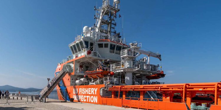 Uz zadarske Orgulje, se umjesto kruzera privezao brod europske ribarske inspekcije