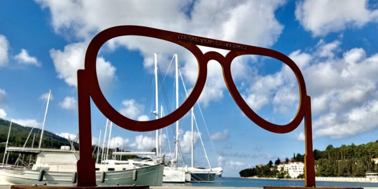 VELA LUKA Umjetnička instalacija u obliku naočala u čast Olivera postavljena uz more