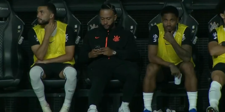 VIDEO Depay, uhvaćen na klupi s pametnim telefonom. I osoblje ga grdi