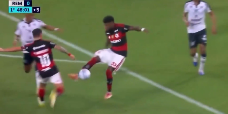 VIDEO Emerson Royal oduzeo loptu suigraču: Posljedica tragikomična