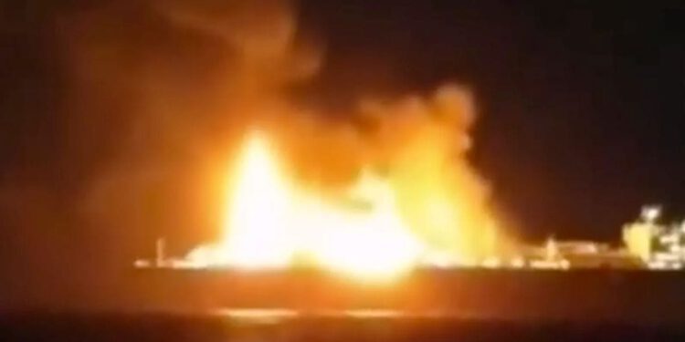 VIDEO Ruski tanker iz flote u sjeni gori u Sredozemnom moru