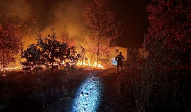 Vatrogasci ugasili požar koji je prijetio lovačkim kućama
