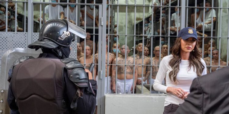 Venezuelanac tuži Trumpovu administraciju za 1,3 milijuna dolara zbog ‘državno odobrenog mučenja’ u ozloglašenom zatvoru u El Salvadoru