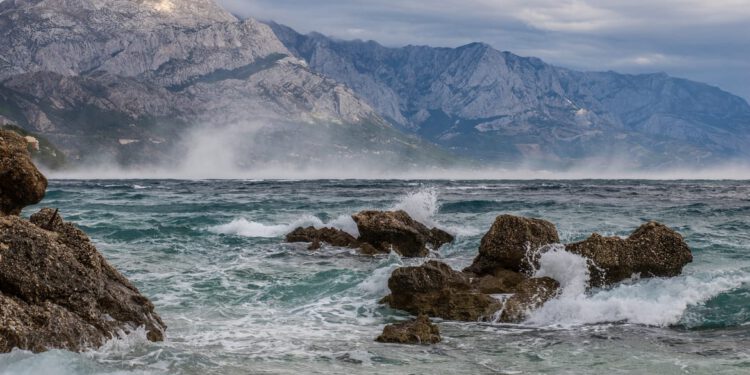 Vjetrovito i osjetno hladnije, uz kišu, ponegdje i orkanski udari bure